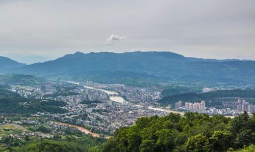 雅安苹果专卖店的位置在哪里啊