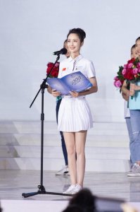 ​佟丽娅又换发型，欧式短发满满的冷艳美感，脖子上“蛇链”太抢镜