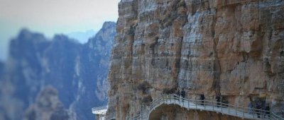 ​世界最长的悬跨式玻璃索桥来石家庄了，一起来挑战一下吧！