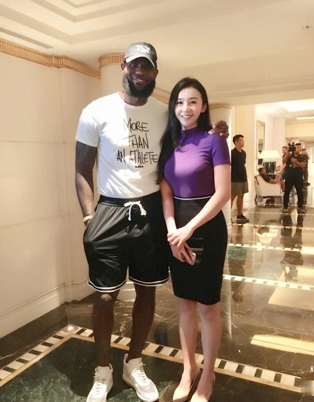 NBA最前线美女主播，詹皇和她同框不淡定，直播显“事业线”吸睛