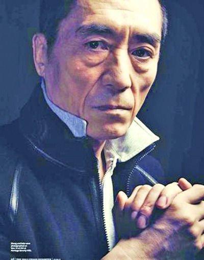 张艺谋在妻子儿女包围下庆祝68岁生日，一家五口的幸福得来不易