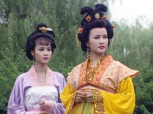 她是90年代最美女星，嫁二婚老公很幸福，女儿和帅气儿子也是演员