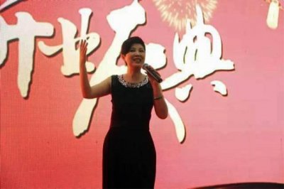 ​她名气曾不输毛阿敏，却在最红时隐退，女儿颜值很高却无意出道