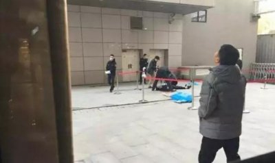 ​接坠楼女子身亡，英雄保安追悼会上，6岁女儿看了爸爸最后一眼