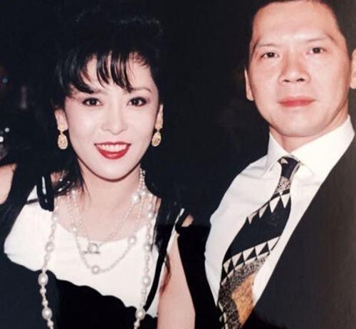 李小龙死在她床上，向华强养了她40年，如今与向太情同姐妹