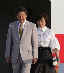 ​安倍晋三的现任妻子,穿白衬衫配小黑裙,奔六年纪还有清新少女感