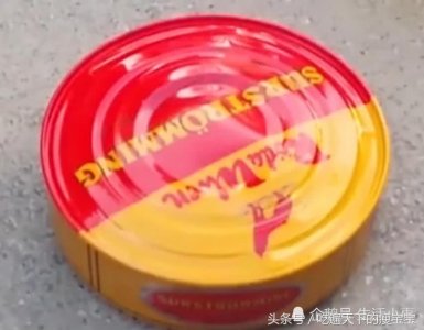 ​世界上最臭的鱼罐头，中国吃货无人敢吃，在国外却撑起整个美食界