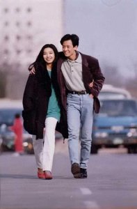 ​这是江珊和王志文年轻时的一张合影老照片，拍摄于1994年，年