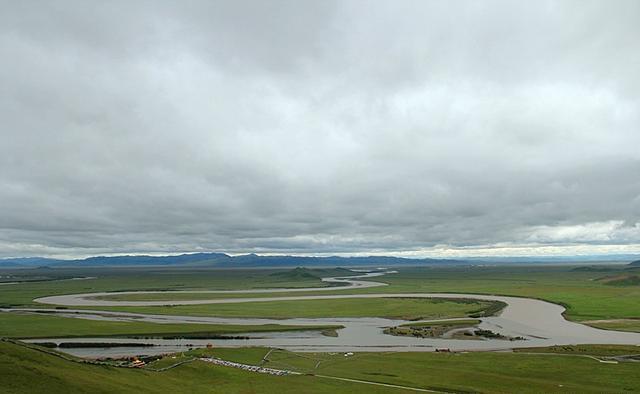 玉带般的九曲黄河第一湾，缠绕在广袤的若尔盖大草原