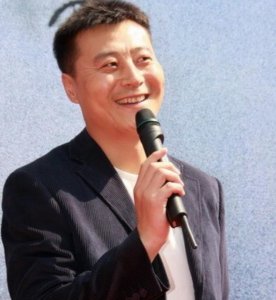 ​演员任程伟：26岁娶黄蕾为妻，成名后不弃患难妻，一家四口很幸福