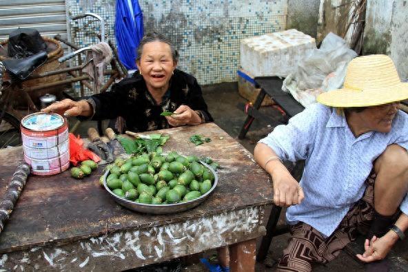 嚼摈榔嚼到吐血，揭秘槟榔究竟能不能吃