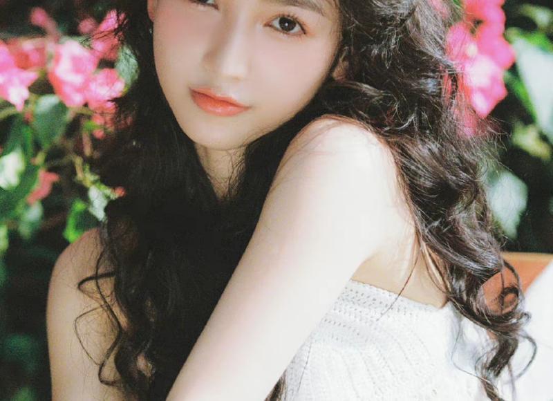 女子穿高跟鞋爬山脚痛，相亲男生无奈只能背她上山：感觉上当了