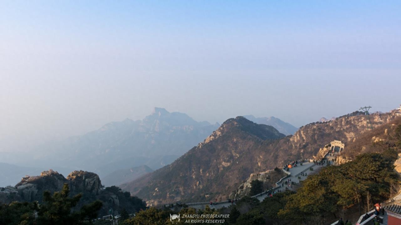 日观峰位于泰山玉皇顶东南，古称介丘岩，因可观日出而名