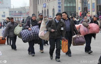 ​有钱没钱，回家过年！打工的农民工兄弟们，哪一张照片感动了你？