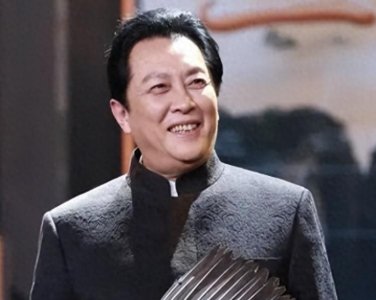 ​唐国强女儿唐莉：母亲悲惨离世后，她原谅了父亲，和继母亲如一家