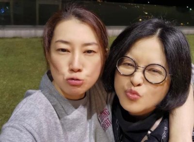 ​港姐陈伶俐邀好友做客，亿元豪宅花园像公园，还花7位数开餐厅