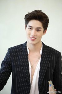 ​当红泰星Tor手持YSL和Gucci代言，会拼尽全力保护女友