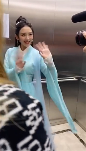 唐艺昕产后散发成熟美，带娃太累变消瘦，和张若昀长了一对夫妻脸