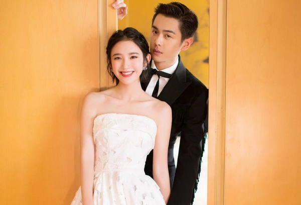 唐艺昕产后散发成熟美，带娃太累变消瘦，和张若昀长了一对夫妻脸