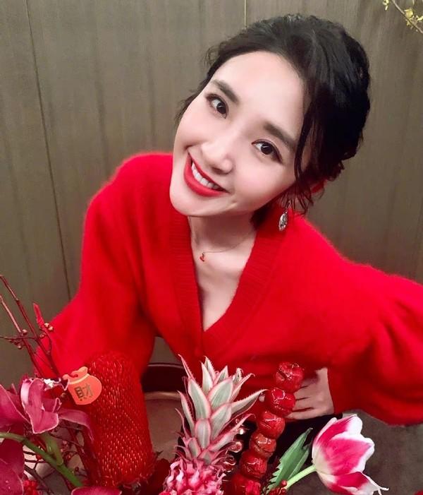 唐艺昕产后散发成熟美，带娃太累变消瘦，和张若昀长了一对夫妻脸