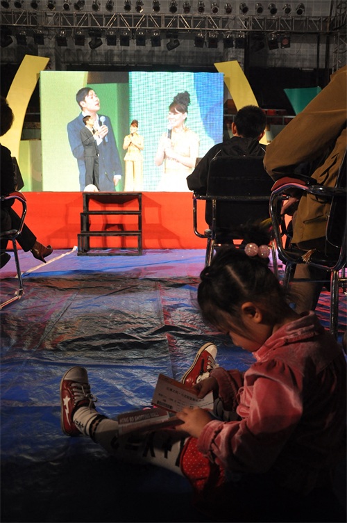 小沈阳最帅气照片，多年前与妻子沈春阳同台演出现场照