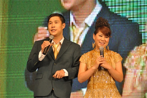 小沈阳最帅气照片，多年前与妻子沈春阳同台演出现场照