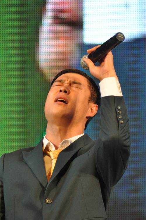 小沈阳最帅气照片，多年前与妻子沈春阳同台演出现场照