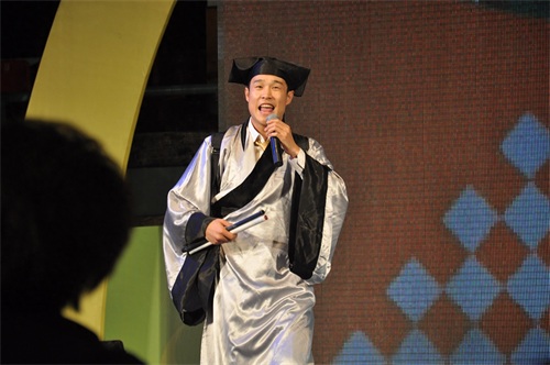 小沈阳最帅气照片，多年前与妻子沈春阳同台演出现场照