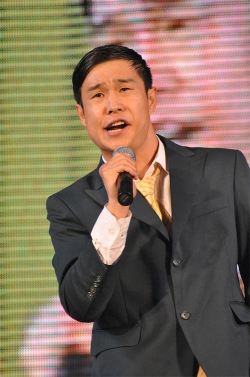 小沈阳最帅气照片，多年前与妻子沈春阳同台演出现场照