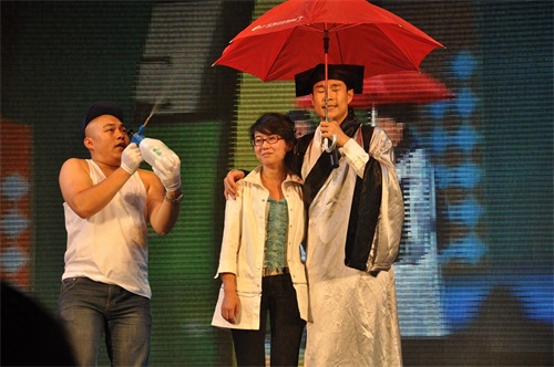 小沈阳最帅气照片，多年前与妻子沈春阳同台演出现场照