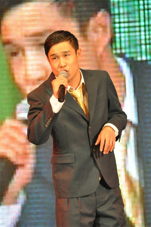 小沈阳最帅气照片，多年前与妻子沈春阳同台演出现场照