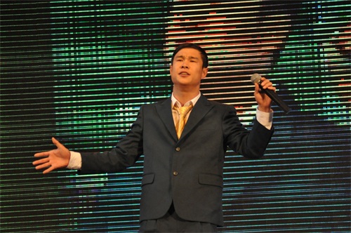 小沈阳最帅气照片，多年前与妻子沈春阳同台演出现场照