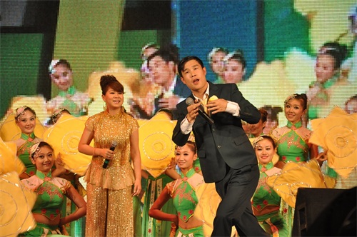 小沈阳最帅气照片，多年前与妻子沈春阳同台演出现场照