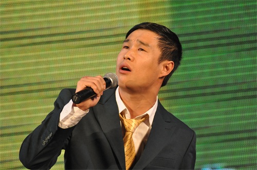 小沈阳最帅气照片，多年前与妻子沈春阳同台演出现场照