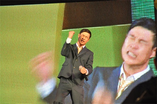 小沈阳最帅气照片，多年前与妻子沈春阳同台演出现场照