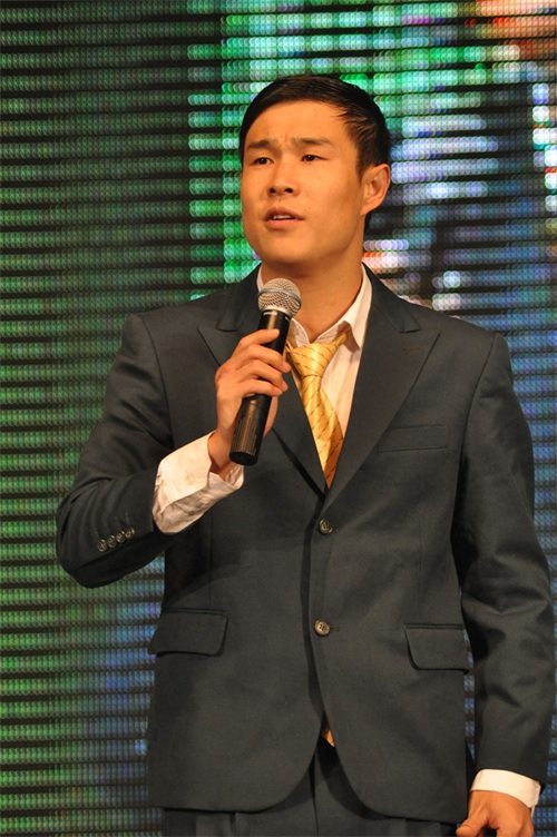 小沈阳最帅气照片，多年前与妻子沈春阳同台演出现场照