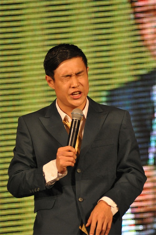 小沈阳最帅气照片，多年前与妻子沈春阳同台演出现场照