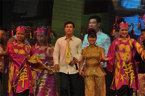 小沈阳最帅气照片，多年前与妻子沈春阳同台演出现场照