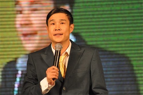 小沈阳最帅气照片，多年前与妻子沈春阳同台演出现场照