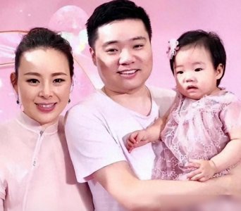 ​36岁丁俊晖一家定居国外，42岁妻子不漂亮气质好，女儿随爸似复制