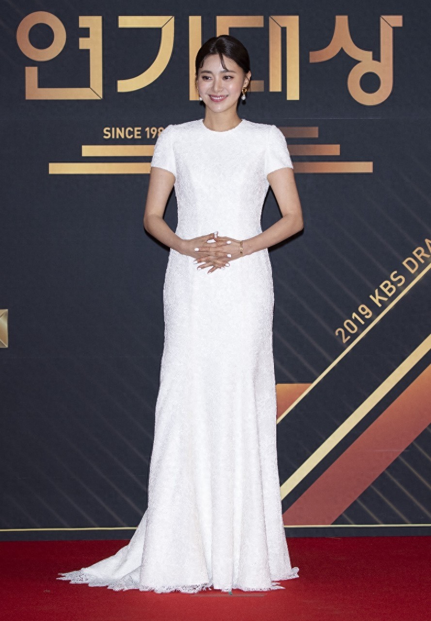韩国歌手娜娜2019年12月31日为KBS电视剧颁奖礼举行红地毯