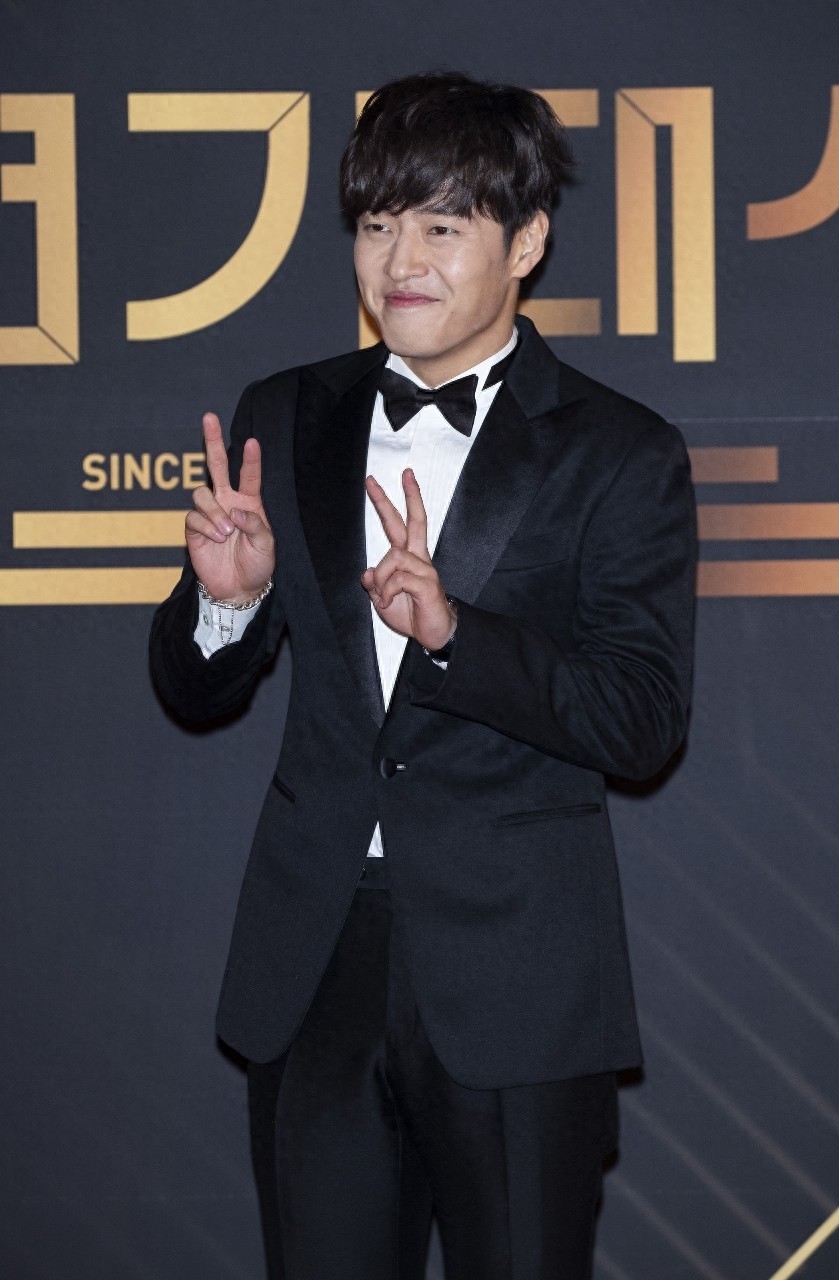 韩国歌手娜娜2019年12月31日为KBS电视剧颁奖礼举行红地毯