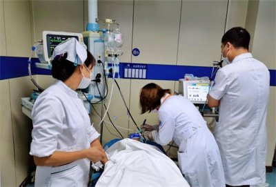 ​女子为打麻将，将熟睡10岁女儿锁车内，孩子浑身湿透被活活闷死