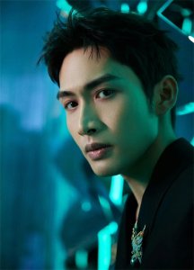 ​男星张彬彬时尚写真：温润如玉、翩翩公子