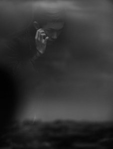 ​易烊千玺拍意境黑白写真 眼神坚毅气质文雅