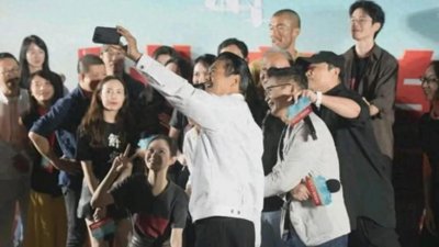 ​陈道明与周润发：世纪同框下的君子之交，称谓间尽显人品风华