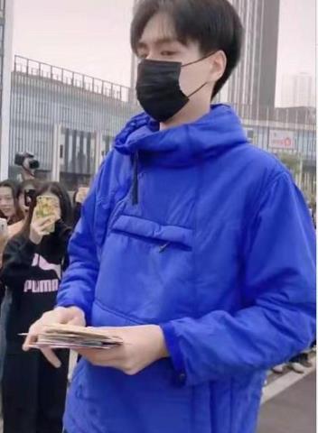 胡一天真实身高193(有种鹤立鸡群叫胡一天)(2)