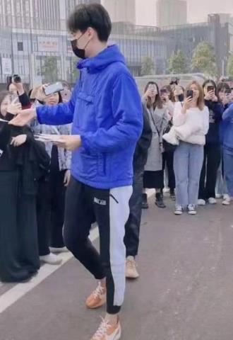 胡一天真实身高193(有种鹤立鸡群叫胡一天)(3)