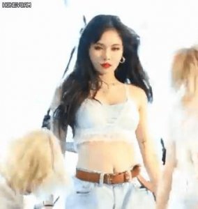 ​露下乳、半露内裤、一丝不挂、这几位女明星把“诱惑”玩到了极致