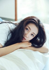 ​94年四川成都女演员陈娅安，“最美举牌女生”